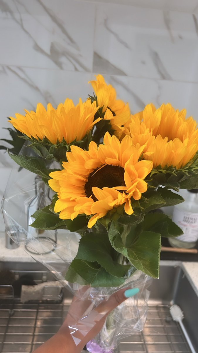 PrettyVibesky's tweet photo. Buying flowers for your girl just because is real game. Don’t get me wrong, I love expensive gifts and money. Flowers are the icing on the cake ♥️ https://t.co/ASQCEEVI6e