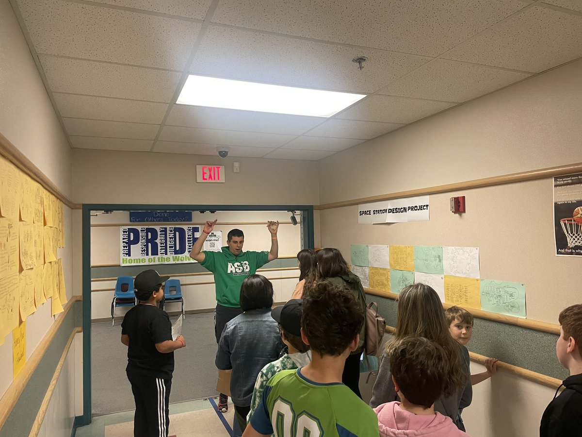 bsnider253's tweet photo. @MountainMiddle open house was EPIC! @DEE_Explorers are ready to 🚀 into middle school! Class of 2029 your future is bright! 😎🎓@SumnerSchools https://t.co/6Z3b6EH45v