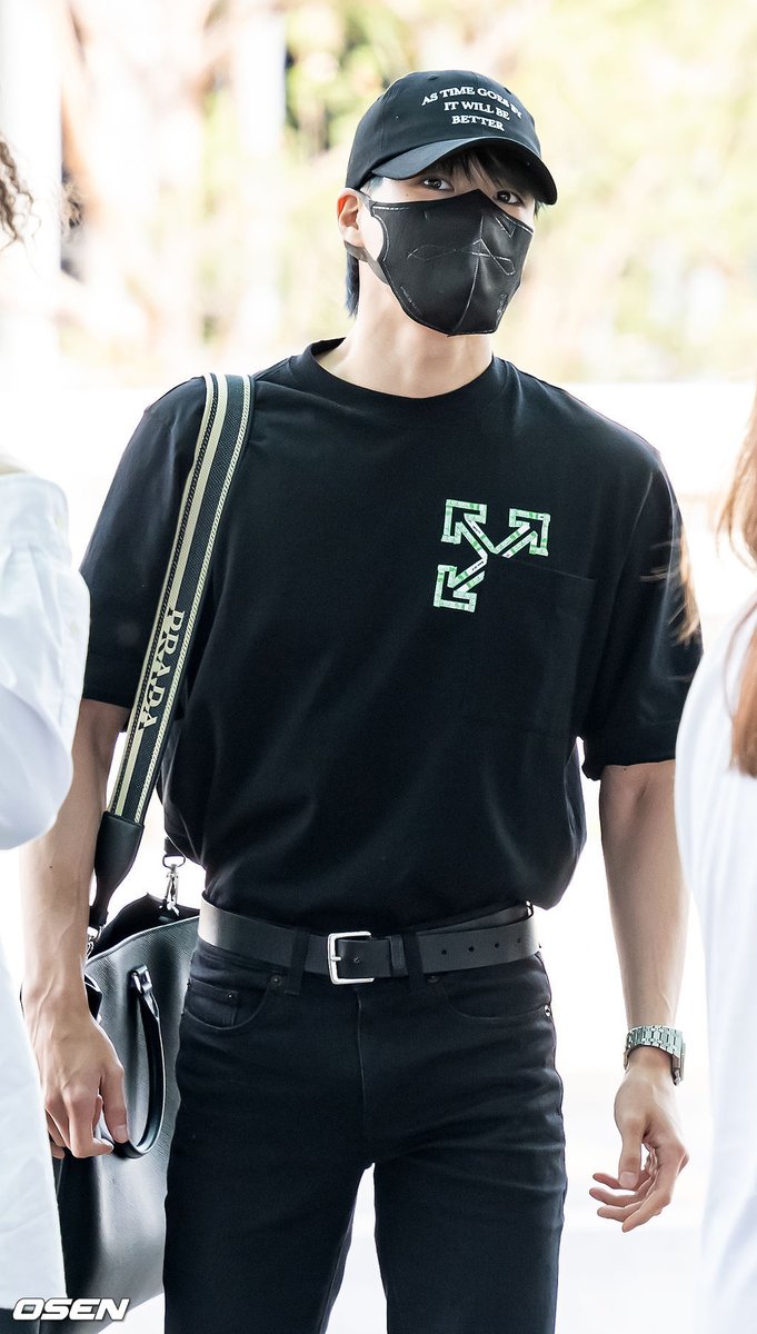 jeongyunonly's tweet photo. jeno's body proportion is immaculate https://t.co/mnAwqakTm3