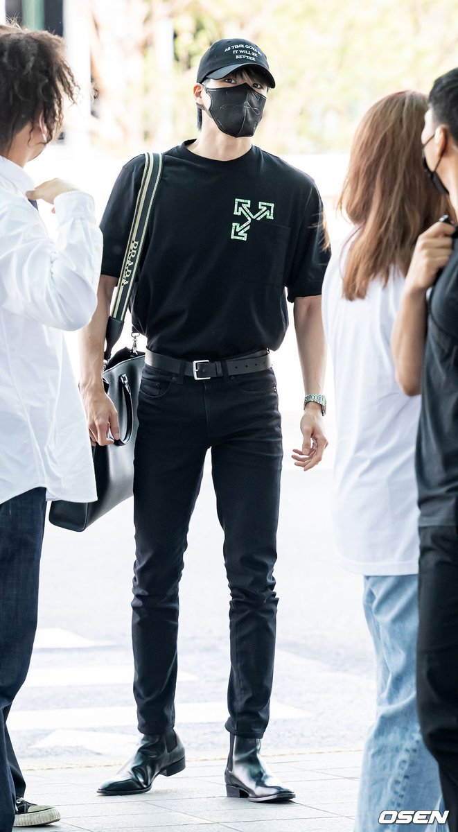 jeongyunonly's tweet photo. jeno's body proportion is immaculate https://t.co/mnAwqakTm3