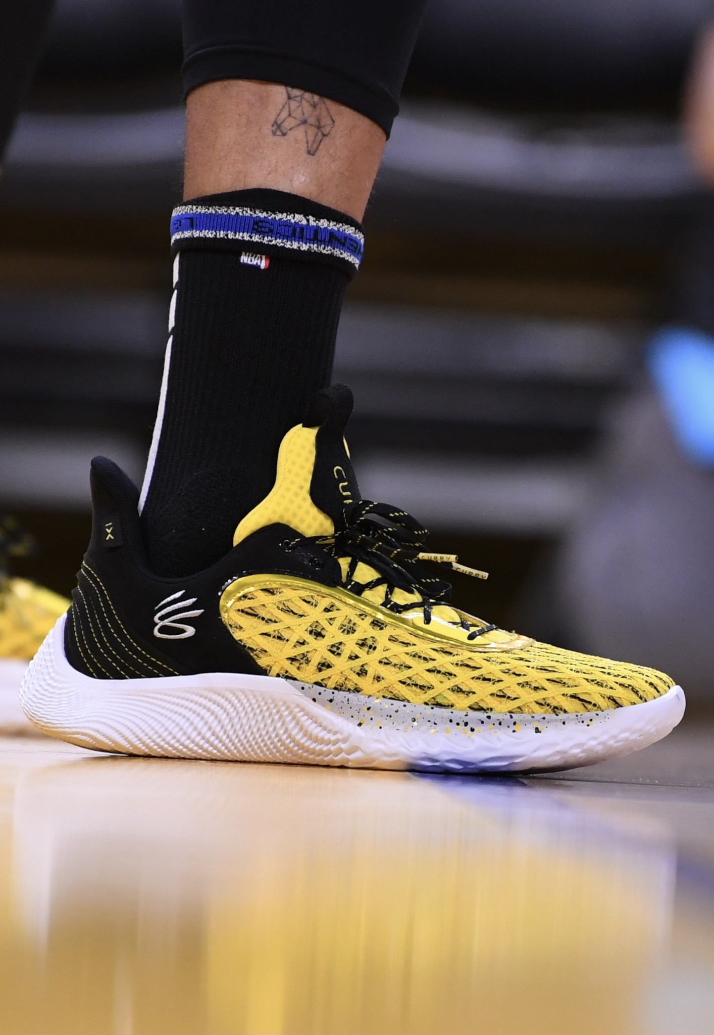 curry 9 black yellow