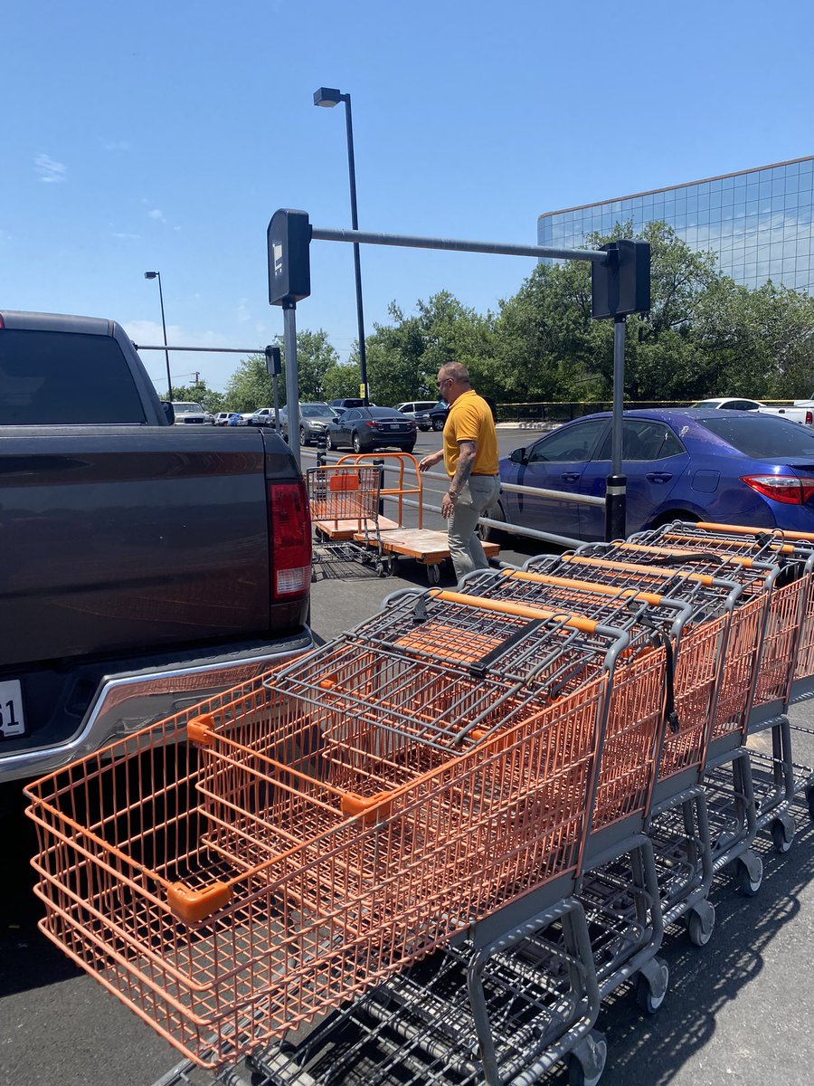 crysluna83's tweet photo. When 582 needs a cart pull even our store manger Rex helps out! 💙 https://t.co/WeBoHDfKxr