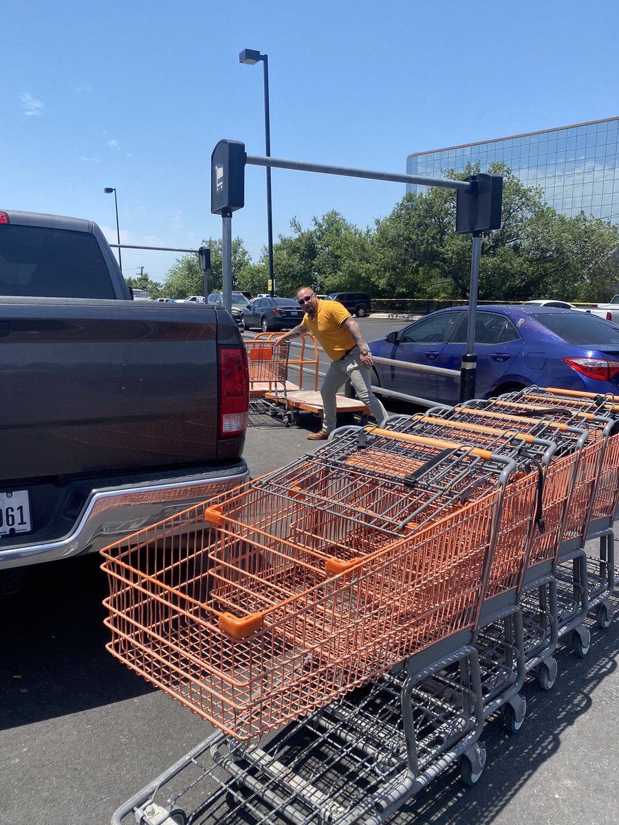crysluna83's tweet photo. When 582 needs a cart pull even our store manger Rex helps out! 💙 https://t.co/WeBoHDfKxr
