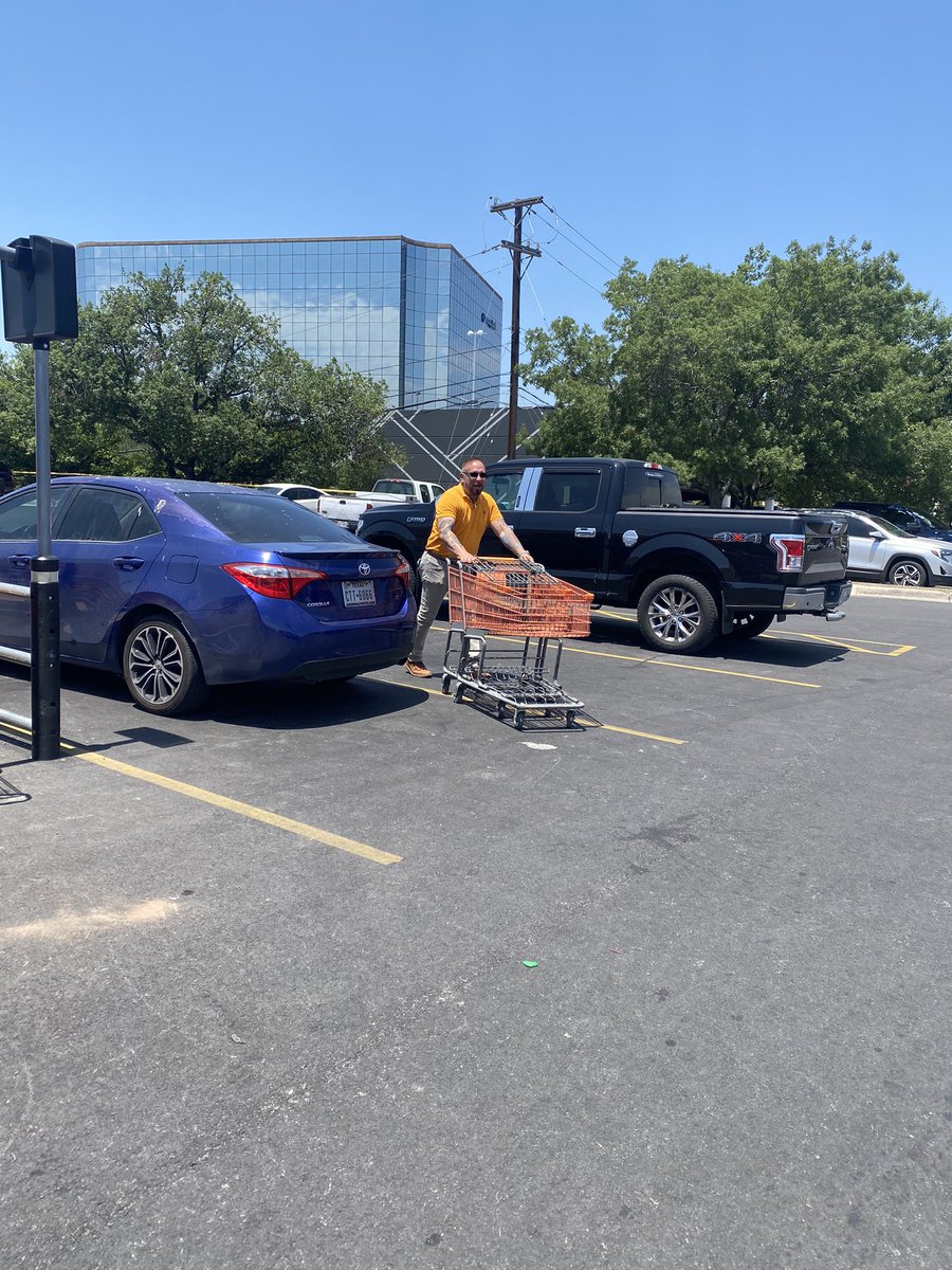 crysluna83's tweet photo. When 582 needs a cart pull even our store manger Rex helps out! 💙 https://t.co/WeBoHDfKxr