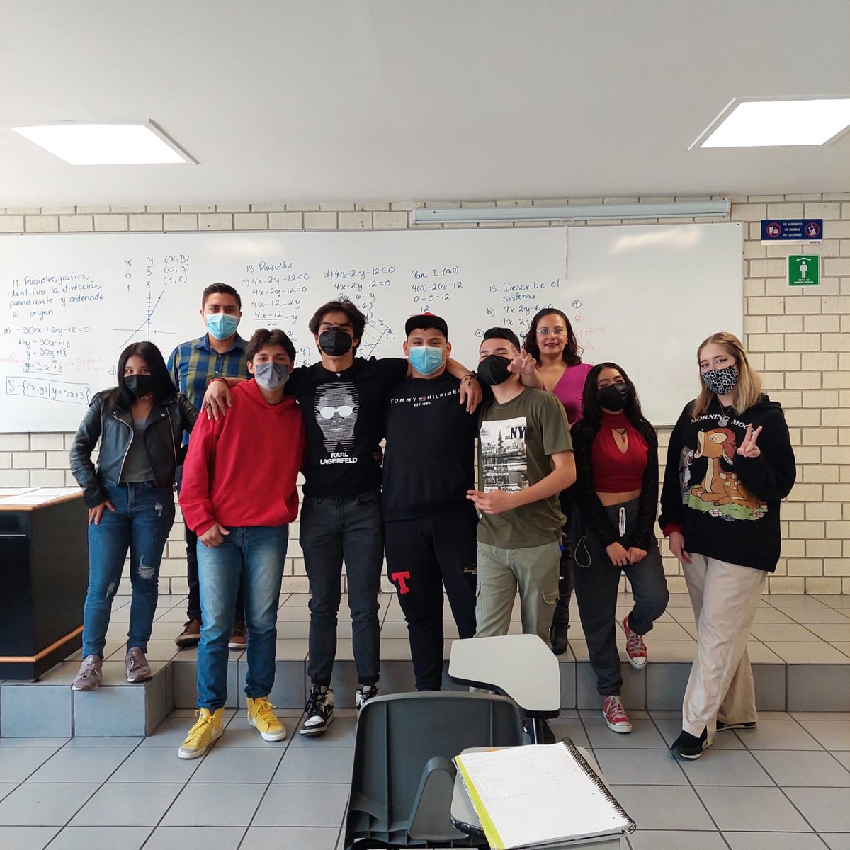UNITECMX's tweet photo. Con esfuerzo, pasión, desvelos, tareas,  exámenes y muchas sonrisas; así concluyen el primer año nuestros alumnos de #prepaUNAM.
Sus docentes, prefectos y directora académica, les mandan un abrazo y desean mucho éxito para el siguiente ciclo en #UNITECsur. 💙😎

¡FELICIDADES! https://t.co/Nhw9DrpA1I