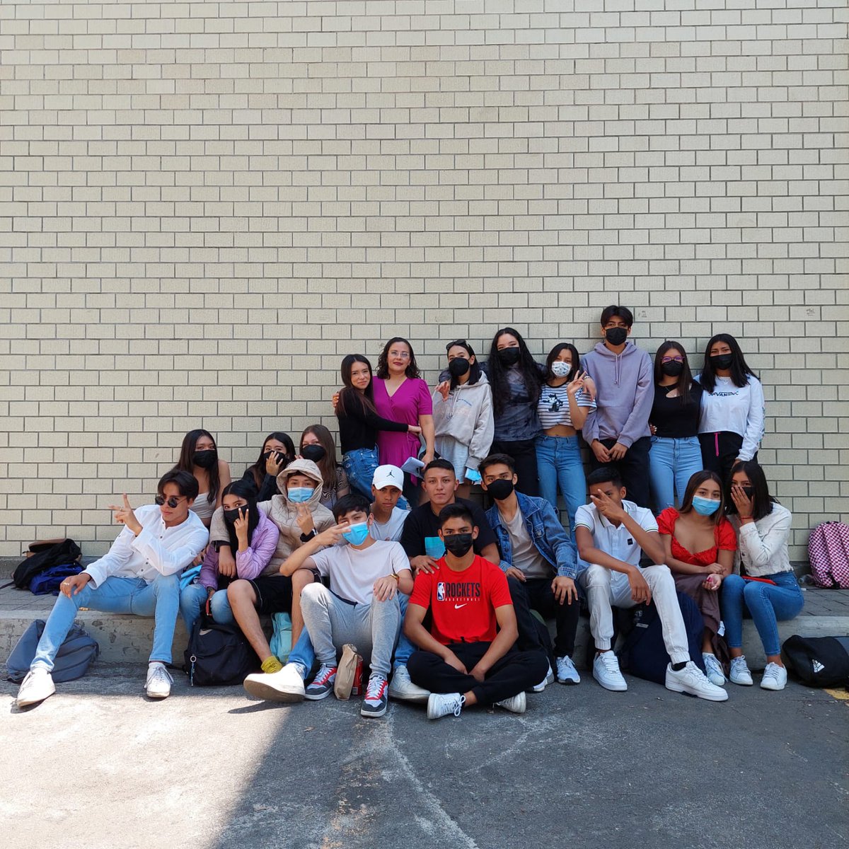UNITECMX's tweet photo. Con esfuerzo, pasión, desvelos, tareas,  exámenes y muchas sonrisas; así concluyen el primer año nuestros alumnos de #prepaUNAM.
Sus docentes, prefectos y directora académica, les mandan un abrazo y desean mucho éxito para el siguiente ciclo en #UNITECsur. 💙😎

¡FELICIDADES! https://t.co/Nhw9DrpA1I