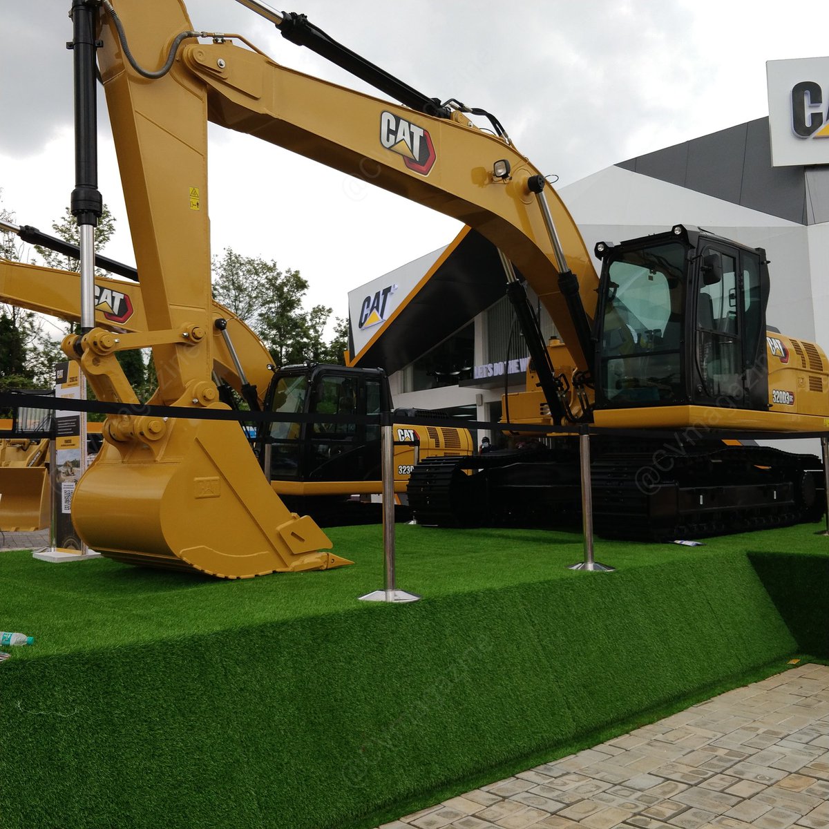 CVmagazine's tweet photo. At the Caterpillar stall, these machines are massive!! 
- In our recent issues we covered the mobile service van offered by CAT
- One machine along with the Excavator is scheduled for launch soon
@CaterpillarInc
@CII_Excon 
#cii #Excon2K21 #construction #excon22 #excon21 https://t.co/2zkwqFLjO7