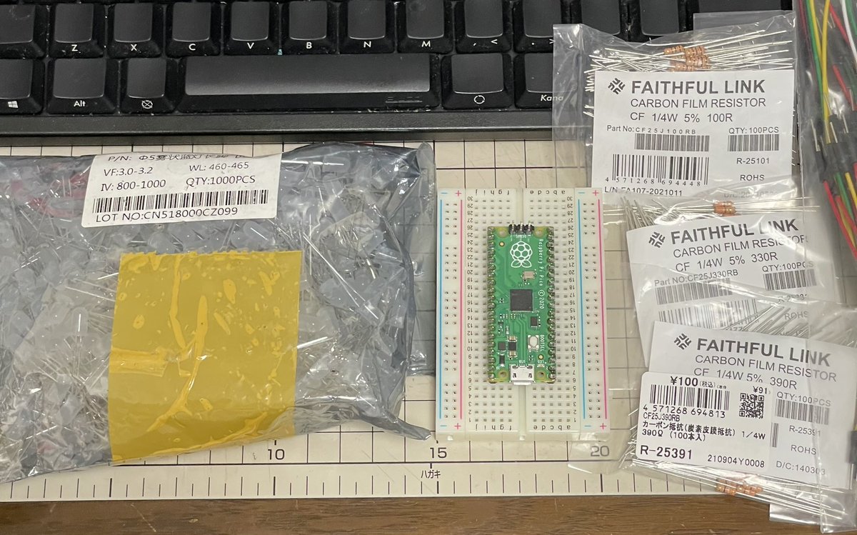 yuma777555's tweet image. LEDと、picoと抵抗と電線〜♪
#TaspberryPi