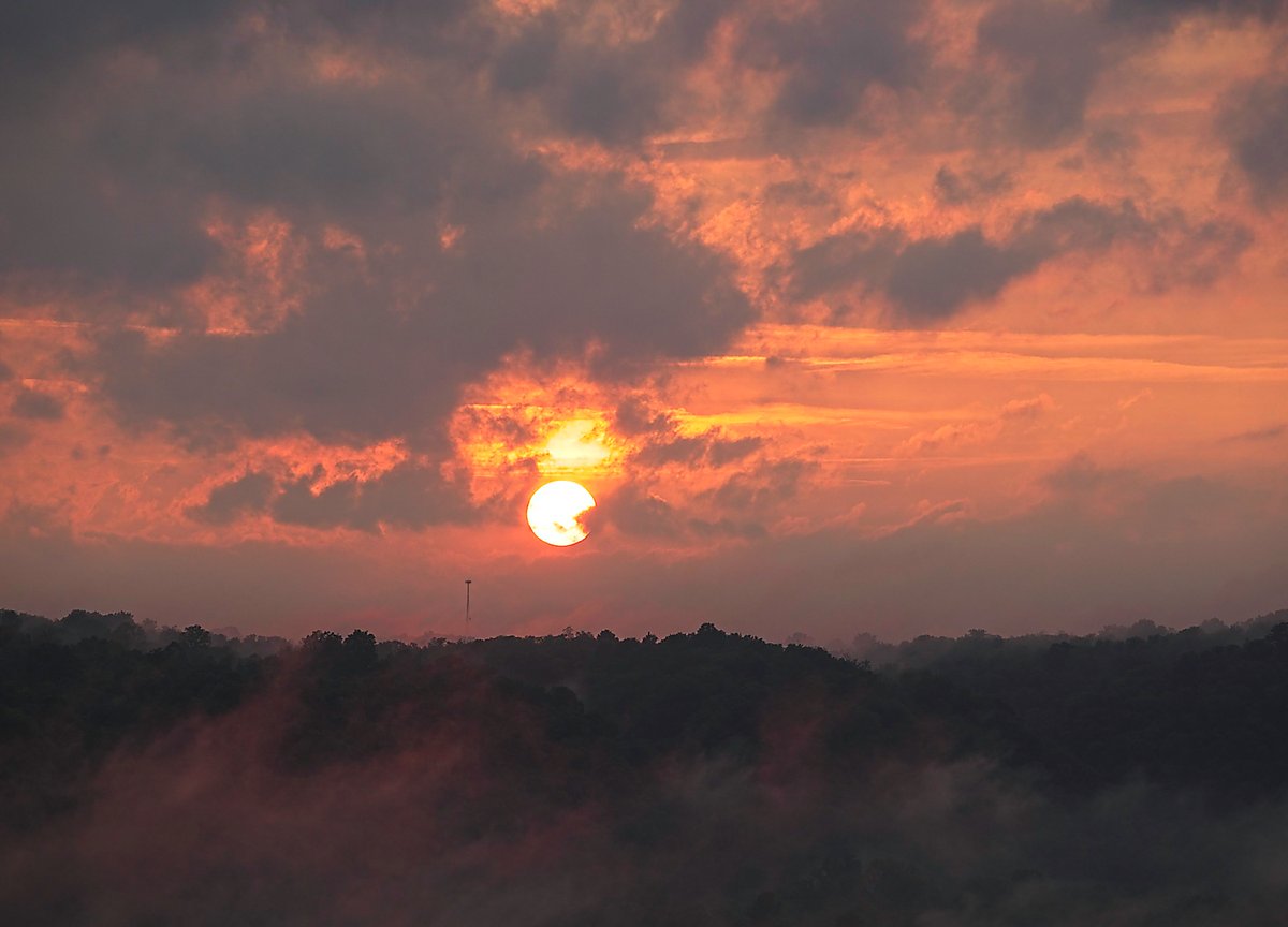 Sunset tonight <a href="/allyblakewx/">Ally Blake</a> <a href="/AdamBurnistonWX/">Adam Burniston WLWT</a>
 <a href="/Kentuckyweather/">Chris Bailey</a> <a href="/JimWKYT/">Jim Caldwell ⛈️</a> <a href="/MarcWeinbergWX/">Marc Weinberg</a>
<a href="/ajsg/">AJSG🙏🏾❤WxPhotoArtLady♉🎨</a> <a href="/cloudymamma/">Cloudymamma</a> <a href="/JAclouds/">Ja</a> <a href="/thekyniche/">Johnnie Nicholson</a>
<a href="/StormHour/">#StormHour</a> <a href="/BluegrassScenes/">Scenes of the Bluegrass</a> <a href="/cjwxguy56/">Chris Johnson FOX 56 Weather</a>