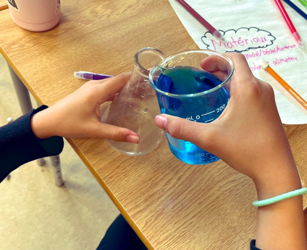 danielaklein08's tweet photo. Les propriétés des liquides! 💦🧪 Notre expérience dans la classe. https://t.co/gXxuSVCDkO