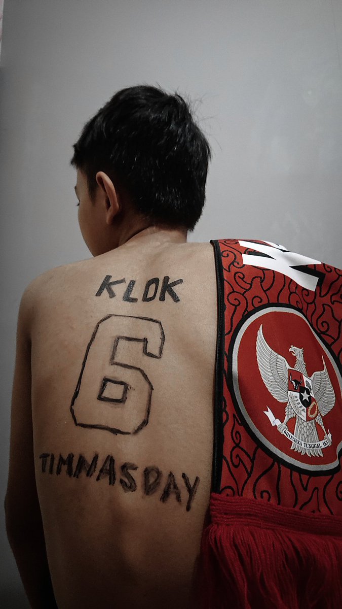 angga_Sembilan9's tweet photo. #TIMNASDAY 

Mbuh priben carae kudu final! 🔴⚪

Bocil #TemanKlok @marcklok10 gelandang pengangkut kol ning pasar jagasatru.

#Indonesia #Timnas #SCID #Sepakbolacirebonid #Sepakbolacirebon https://t.co/BP6AjmO2gk