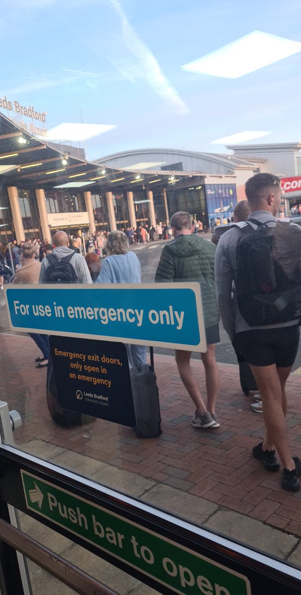Kellyh2203's tweet photo. Stood in this queue 2 hours ... its 520 .... 630 flight nowhere near ... absolute shambles @LBIAirport #LeedsBradfordAirport # https://t.co/0UWDn7ftCp