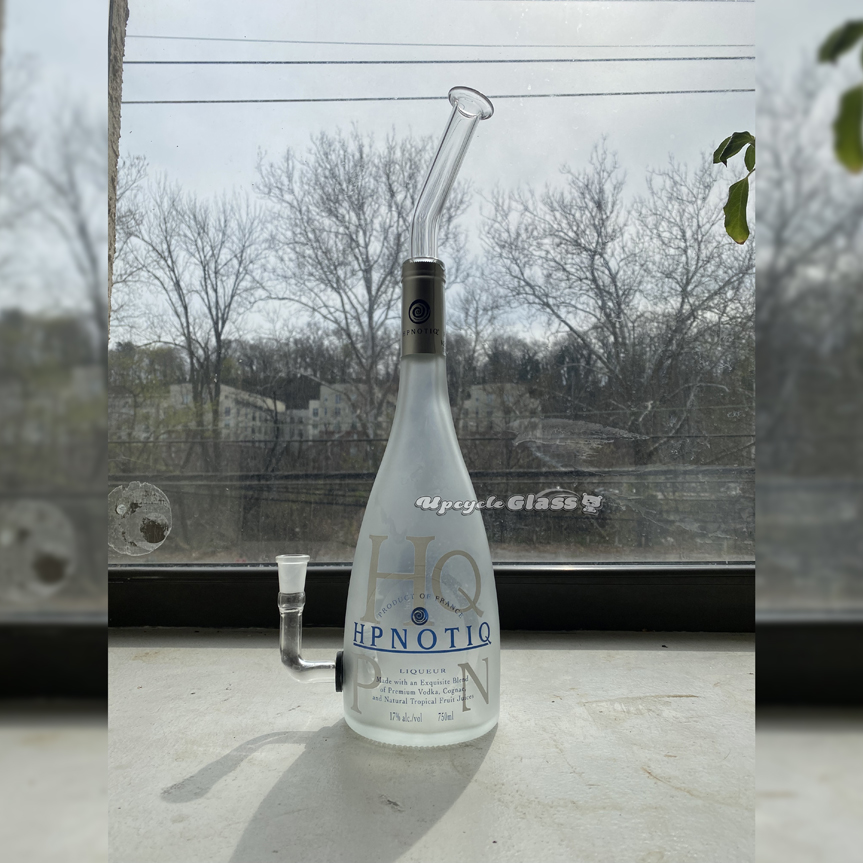 Upcycle_Glass's tweet photo. It's okay to stay at home all day 😉💀🌿

📍 Get this upcycled water pipe at https://t.co/IclT42bhZg 🔗🌿🌿

#saveabottle #upcycle #UpcycleGlass #locallymade https://t.co/ay17eT1FAD