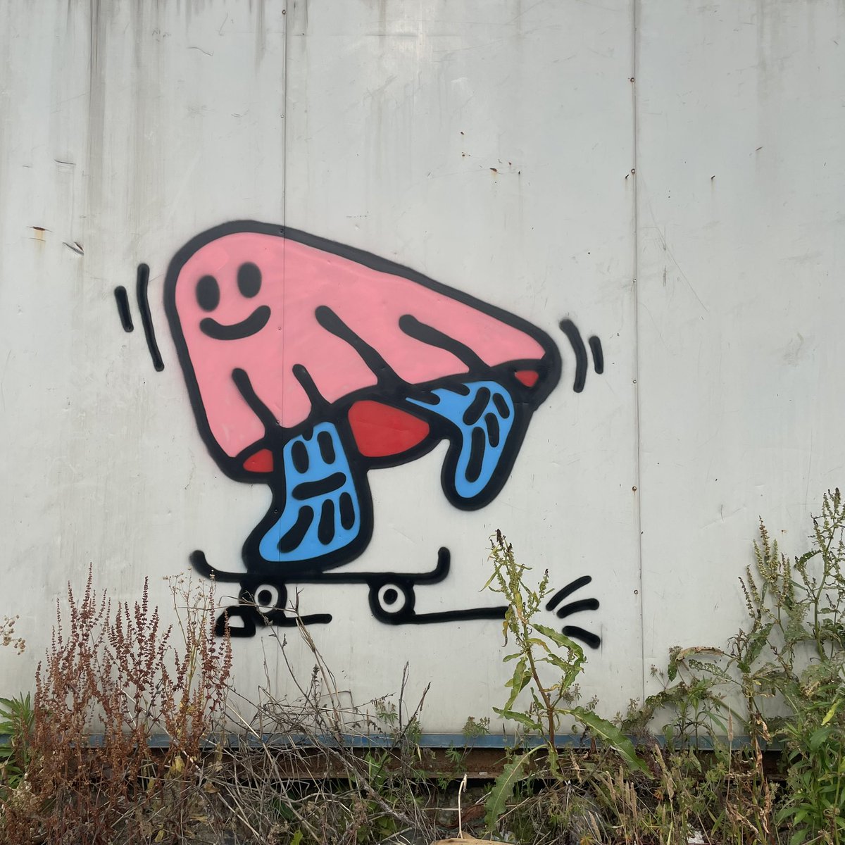 ohdomore's tweet photo. 小幽灵可以出门了，
出门玩滑板，
摔了。
🛹
👻
#morecrew #morecrewart #stayhome #streetart #urbanart #graffitiart #毛裤涂鸦 https://t.co/a3NHkmJWP1