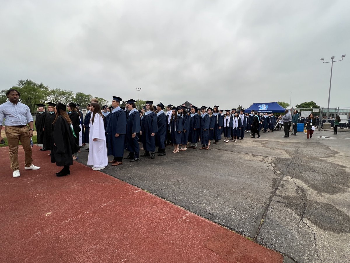 DrJoyceKim's tweet photo. @KnightsofPHS Class of 2022, congratulations! You are everything and more. Thank you for making my life more full just by being in it. ❤️ #weepingmess https://t.co/k2tPEVBDwR