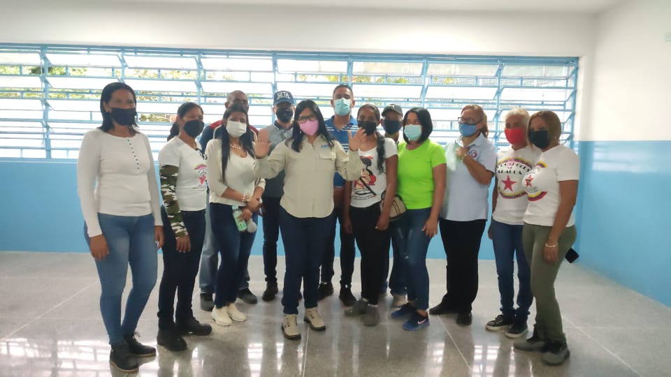 GobiernoAragua_'s tweet photo. (EN FOTOS) Gob. @Soykarinacarpio constató avances de obras de rehabilitación en institución educativa, el cual se encuentra totalmente acondicionado y albergará mil 300 estudiantes.

@NicolasMaduro @delcyrodriguezv @dcabellor @leoalvacabrera https://t.co/4MGEBTYZwU