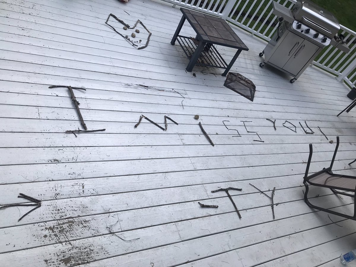 kcollins1394's tweet photo. I was working when my brother came to visit so he left a sweet message on the porch. https://t.co/hq9qhs21lE