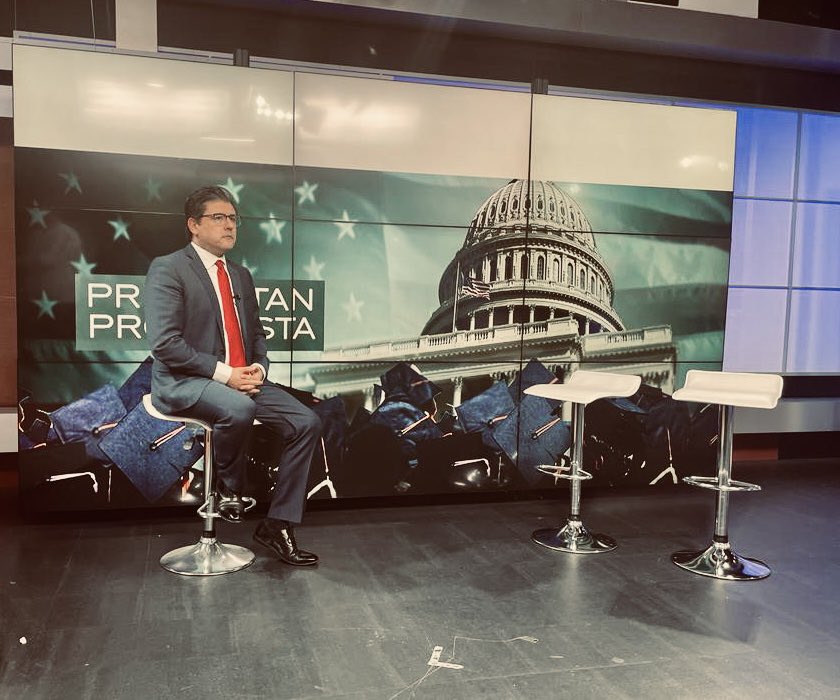 jorgem_yescas's tweet photo. 🏁Iniciamos hoy con el segmento semanal #PregúntaleAlConsulado en el noticiero vespertino en vivo de @TelemundoAZ.

📌Charlamos sobre las diversos servicios y actividades del @ConsulMexPho para nuestra comunidad🇲🇽 en AZ.

¡Gracias a nuestros amigos de #TelemundoAZ por el espacio! https://t.co/Uw9rM9LnV2