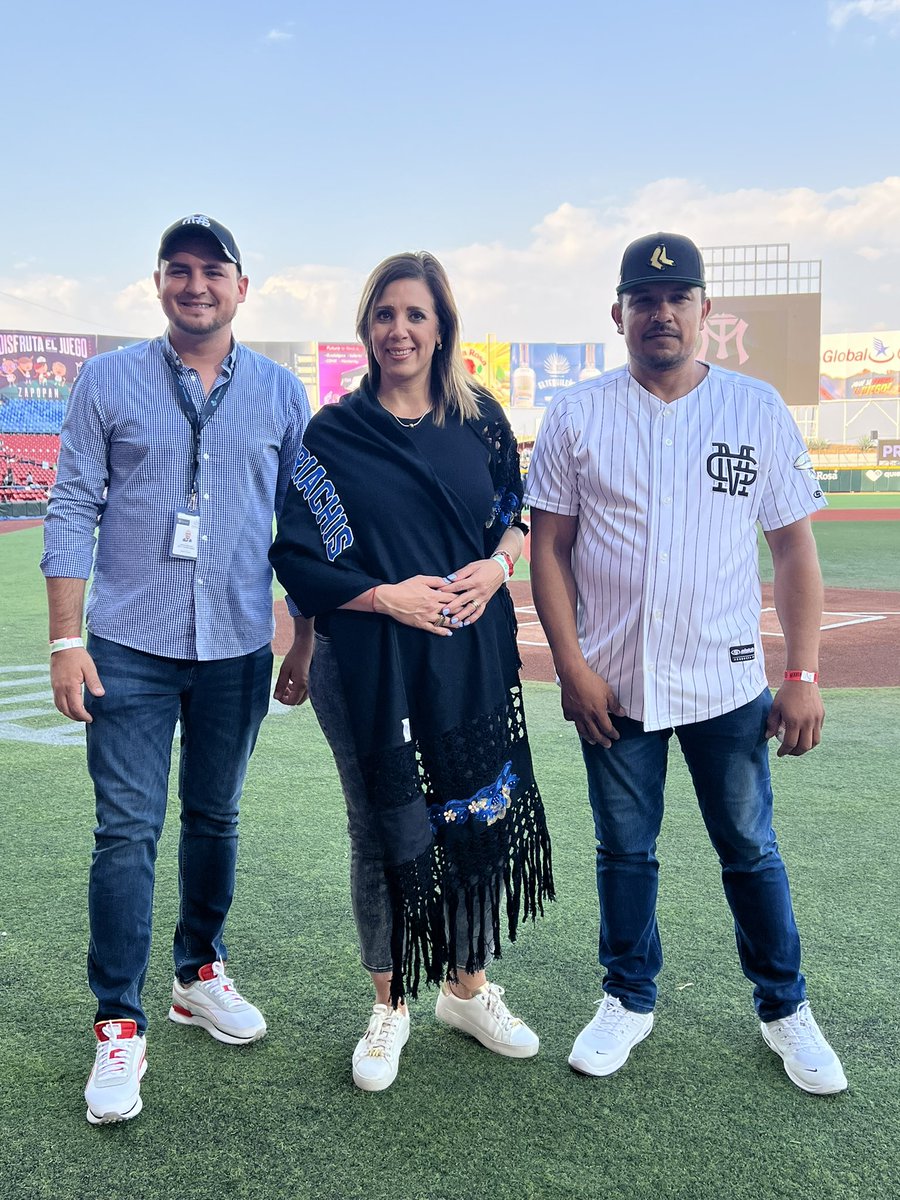 EliCastroQQB's tweet photo. GRACIAS @MisMariachisGDL HOY le dan un lugar a nuestra industria en su Tienda lanzando la Primera Bola nuestro liberado que busca una segunda oportunidad Victor @FabiolaLoyaMC Josue de la Torre, GABI Felipe y José Luis GRACIAS 🤩 ❤️ @GobiernoJalisco https://t.co/phf4Ah1ukb