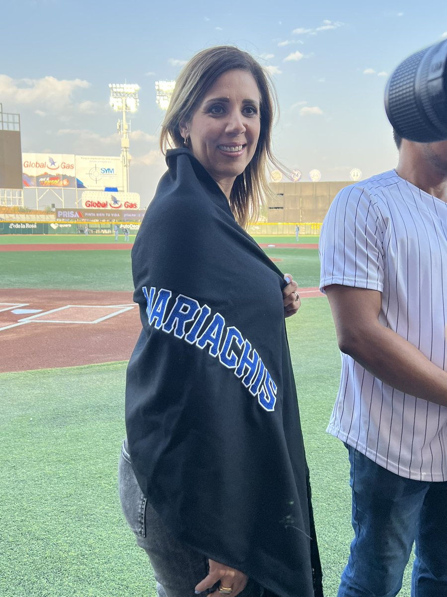 EliCastroQQB's tweet photo. GRACIAS @MisMariachisGDL HOY le dan un lugar a nuestra industria en su Tienda lanzando la Primera Bola nuestro liberado que busca una segunda oportunidad Victor @FabiolaLoyaMC Josue de la Torre, GABI Felipe y José Luis GRACIAS 🤩 ❤️ @GobiernoJalisco https://t.co/phf4Ah1ukb