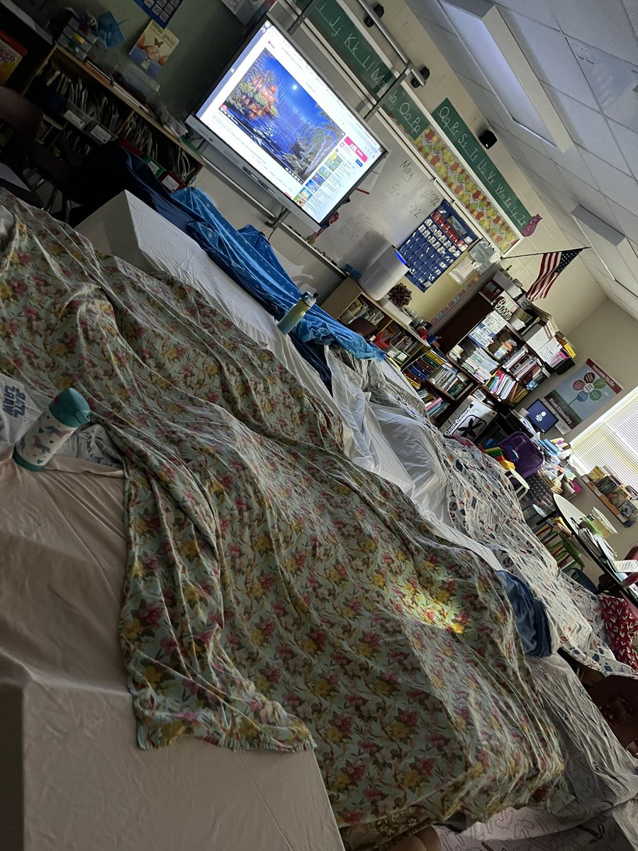 BloomMsDavis's tweet photo. Camping Day was collaborative and yummy 🍫 🔦 📖 🏕 @BloomBulldogs https://t.co/1KjisAMrlx