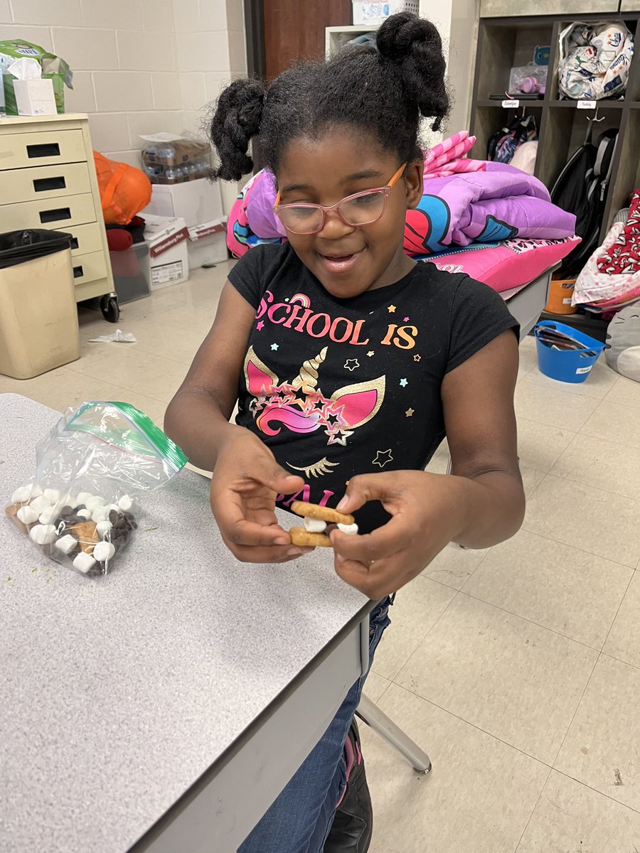 BloomMsDavis's tweet photo. Camping Day was collaborative and yummy 🍫 🔦 📖 🏕 @BloomBulldogs https://t.co/1KjisAMrlx