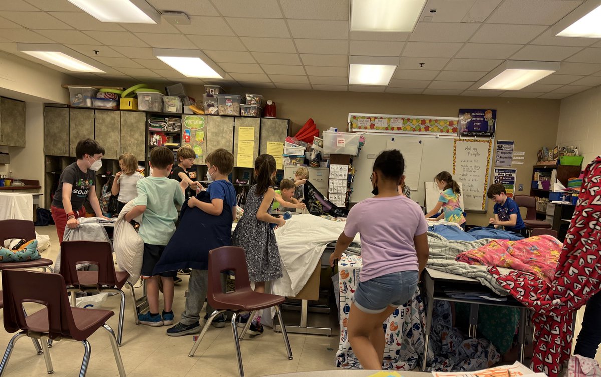 BloomMsDavis's tweet photo. Camping Day was collaborative and yummy 🍫 🔦 📖 🏕 @BloomBulldogs https://t.co/1KjisAMrlx