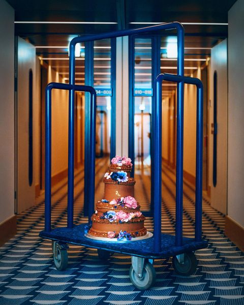ExpatPhils's tweet photo. #WhatsOnE | A special cake fit for a Queen. https://t.co/sXiHiwkgm2 https://t.co/BQ1SL4ycpb