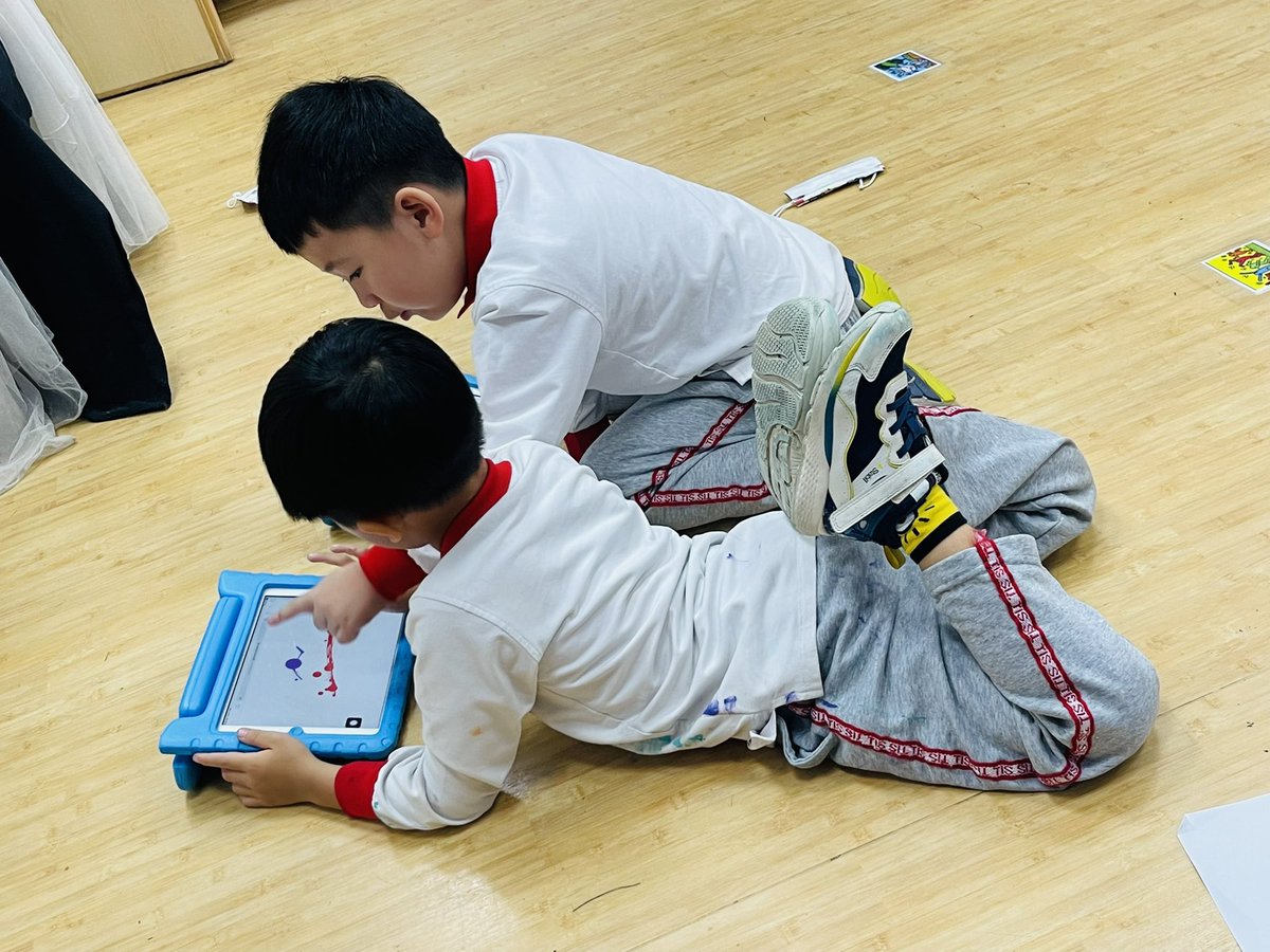 1WhitneyElliott's tweet photo. Jackson Pollock meets STEAM in JK4 @TISMacao Thanks to the very cool website, https://t.co/PDqTM9h0al,we can create our own Pollock inspired art! We can even independently navigate to the webpage and take screenshots of our creations. #growingwithgrit #STEAM #Pollock #artists https://t.co/CMvCEjkgl3