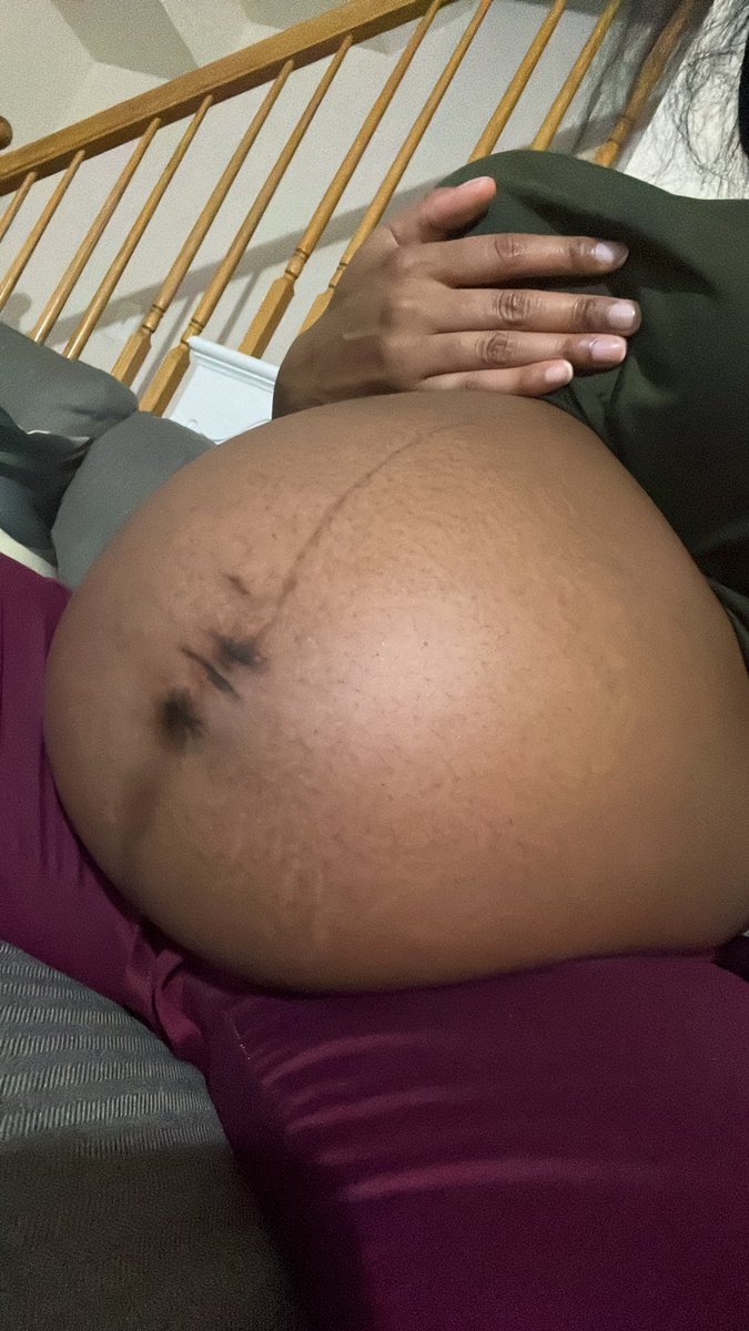 _PrettyLilLiar's tweet photo. Imagine Bending Over/ On Your Knees Having To Give An Active 2 Year Old A Bath Every Night With This Belly😭😭😫 #SendHelp #2MonthsLeft https://t.co/BfTchUBVme