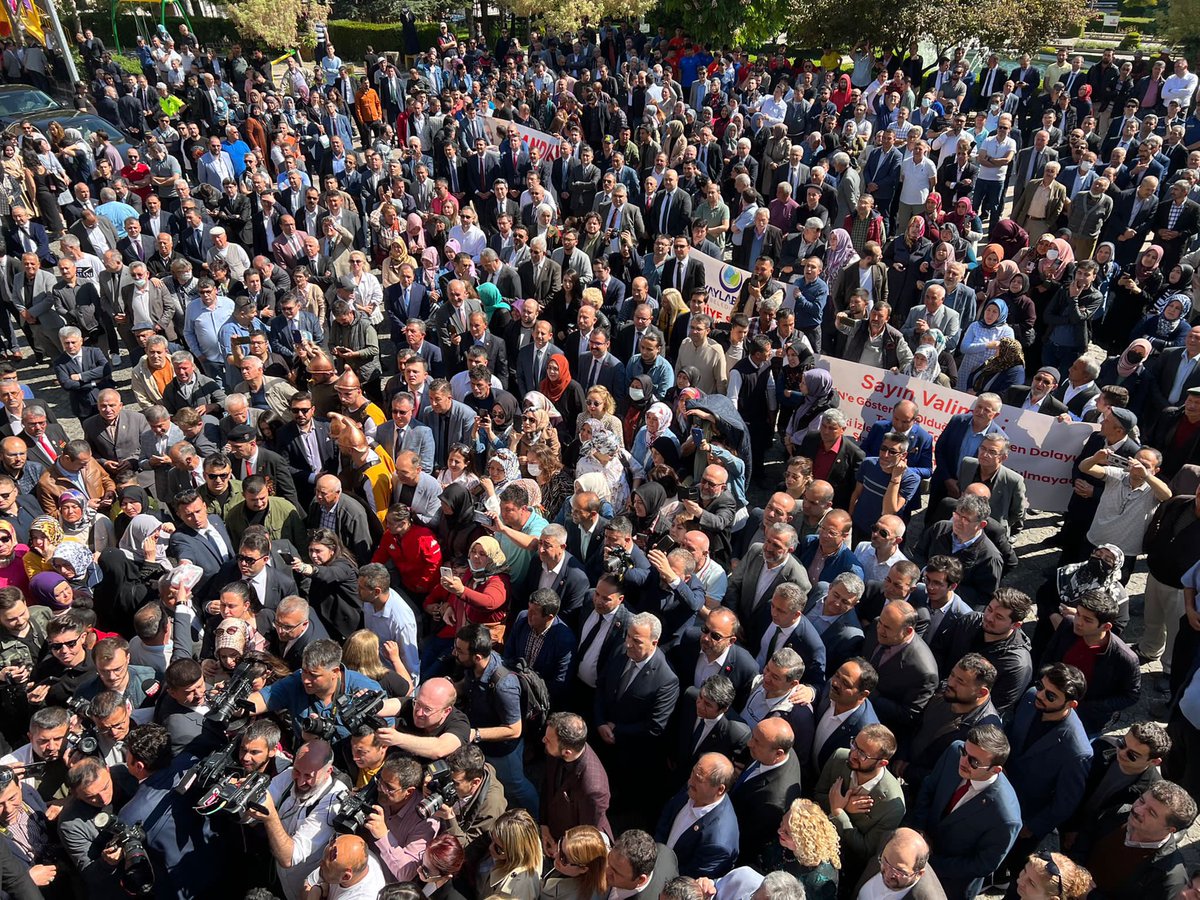 AHMETMNDER's tweet photo. Bu mitingi kim yaptı?
İşte yöneticinin gurur günü. 
Müthiş veda!
@gokmen_cicek_ https://t.co/CSxv2EeAfe