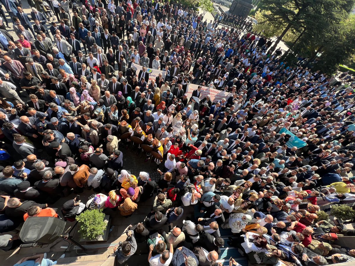 AHMETMNDER's tweet photo. Bu mitingi kim yaptı?
İşte yöneticinin gurur günü. 
Müthiş veda!
@gokmen_cicek_ https://t.co/CSxv2EeAfe