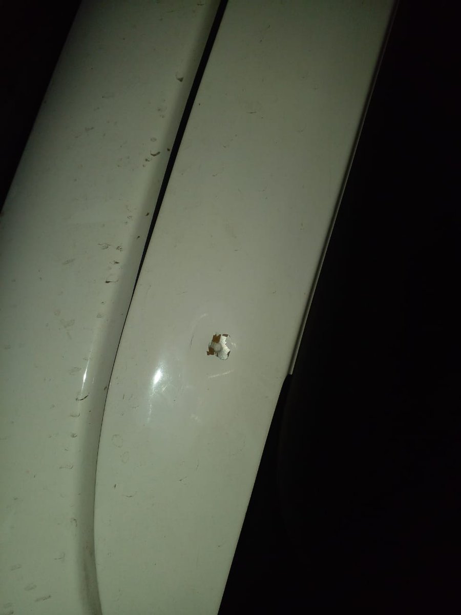 ManquelipeJuan's tweet photo. En Quilicura...

El jueves pasado me dispararon para intentar quitarme la camioneta del trabajo, llevo una semana con licencia médica, adolorido en casa y todo quedo en nada 😡 https://t.co/1ZNypNQCTg