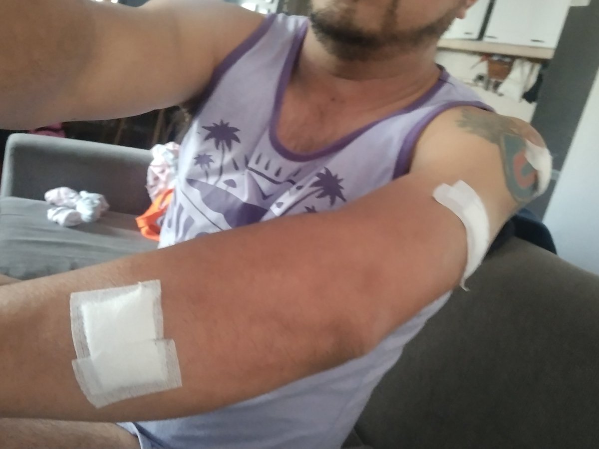 ManquelipeJuan's tweet photo. En Quilicura...

El jueves pasado me dispararon para intentar quitarme la camioneta del trabajo, llevo una semana con licencia médica, adolorido en casa y todo quedo en nada 😡 https://t.co/1ZNypNQCTg