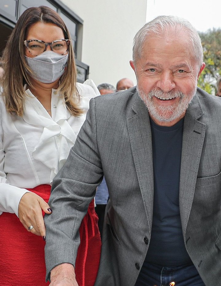 anandacajueiro's tweet photo. @MarcioRomanha @Liz6macielgmai1 @GSturban @WilmarPetista @ZehChe @Edumundial1951 @CleuzaturC @Cambuci60 @IsabelFeijMach1 @Antoniossilvio @YaiaSobreira @PetistaAlerta @RogriaFranca1 @AnnaS_Gdottir @LadyCasannova @gadofobica1 @GersonB68119696 @neloiav @ArrudaLiege @Alexand92840726 @augustotomanov @CleuzaTur @barbosa_mcec @ValdiviaLiette @ro_lustosa @VniaCarvalhobo1 @borgescm @GaigherAmauri @SuzeteMendes12 @PatriciaHelenaq @alvaroluizcunha @ElisangelaCavad @divaolinda55 @chelleweda @CarlosRubnFerr3 @jclpaula @OniRocha @roberto19355624 @Tweetando12 @Alb140229 @andr67272991 @marineslazzaron @EstrelaMaria2 @Lelecoutz @JAlves51579275 @PradoEimar @LulaOficial @lula @Janja @s Boa noite Márcio, em dia de festa, o amor que vence desafios.
Agora é Lula e Janja, a união que fortalece a democracia.
#FelicidadesLulaJanja https://t.co/1tI3J250dU