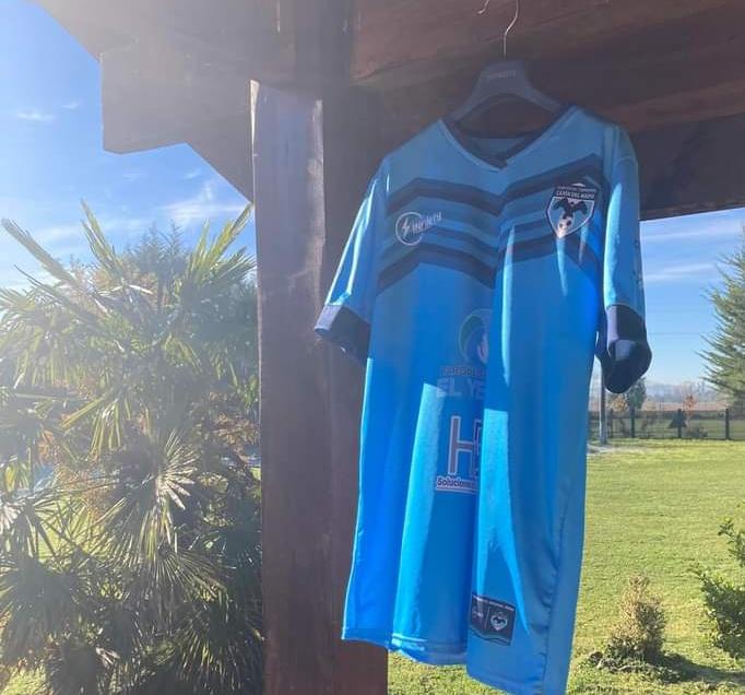 termoceleste24's tweet photo. #CajonDelMaipo: No necesita nada, belleza de camiseta tanto local como alternativa. Es espectacular y si no es la más linda de tercera división B, pega en el palo. El diseñador de esta polera masterclass.

Nota: 10 https://t.co/4uKsQFEjnF
