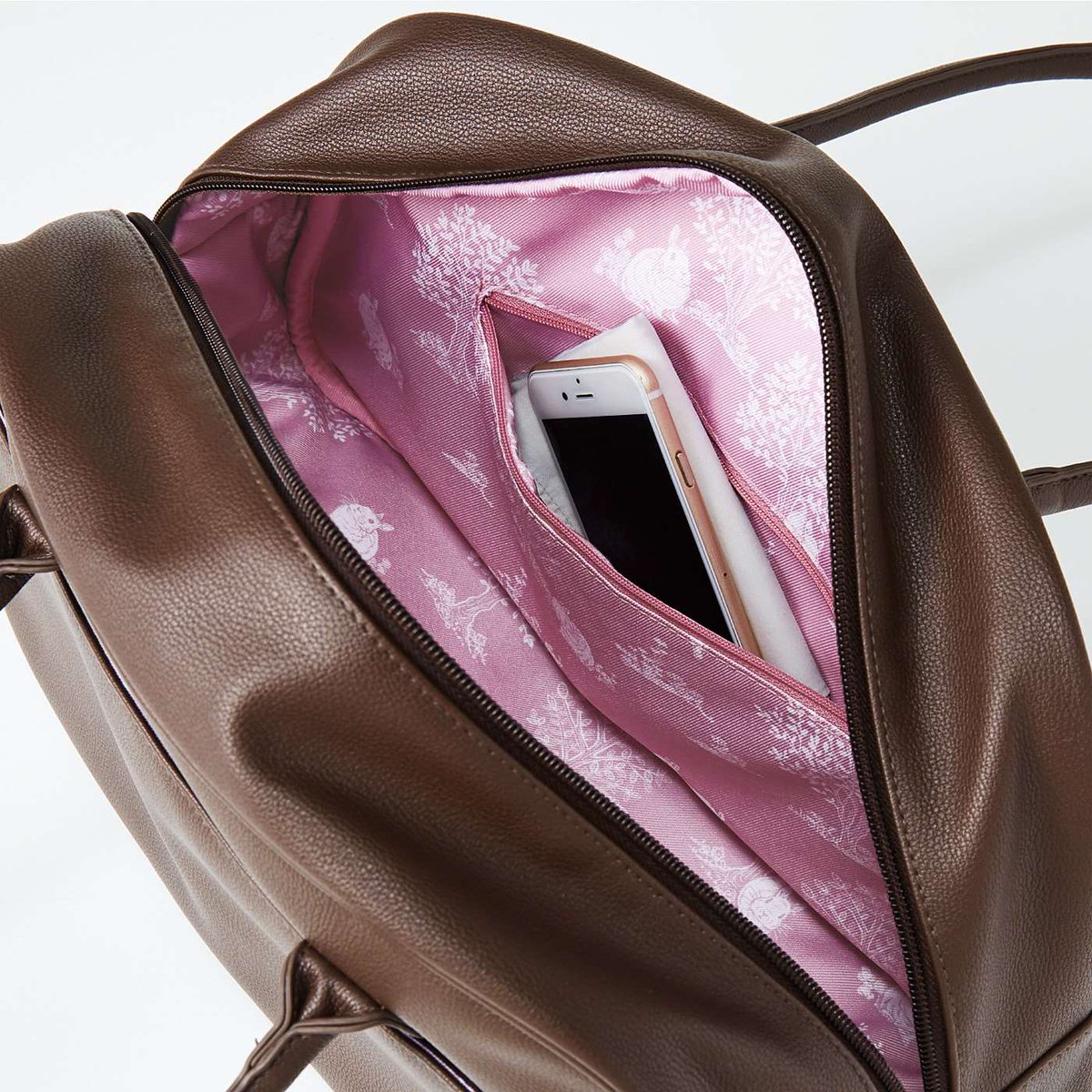 felissimo_int's tweet photo. YOU + MORE! Illustrator Shirato Akiko's ideal open and rabbit pattern Boston bag <dark brown>🥰
Easy to hang on your shoulder! And it hides the rabbit secretly.🤩
Order here ▶️https://t.co/n3Kva3BFvQ
#felissimo #f_youmore #Bostonbag #rabbit #giftidea #japanesegift https://t.co/ZTQVar3xAW
