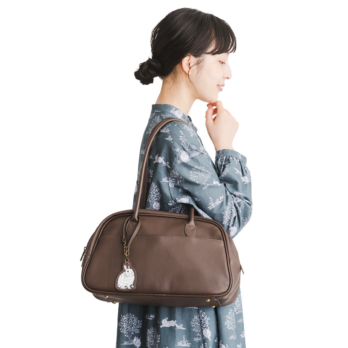 felissimo_int's tweet photo. YOU + MORE! Illustrator Shirato Akiko's ideal open and rabbit pattern Boston bag <dark brown>🥰
Easy to hang on your shoulder! And it hides the rabbit secretly.🤩
Order here ▶️https://t.co/n3Kva3BFvQ
#felissimo #f_youmore #Bostonbag #rabbit #giftidea #japanesegift https://t.co/ZTQVar3xAW