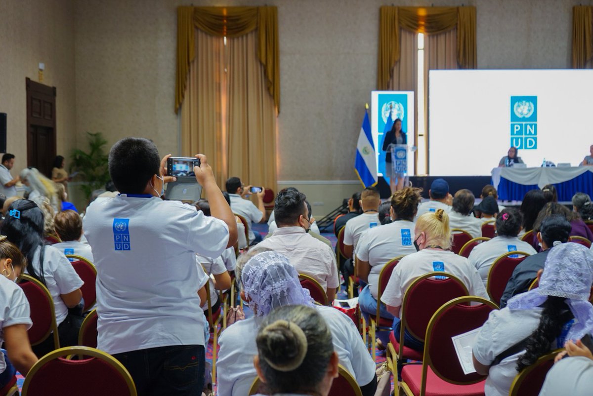 AgenciaEsco's tweet photo. Este día acompañamos a @PNUDSV, @MITURElSalvador e @ISTUSV al evento “Más conectadas que nunca” que engloba a la clausura del proyecto #DigiChiquihuites o #CanastaDigital con empresarias del sector #turismo. https://t.co/uivwq6OWxP