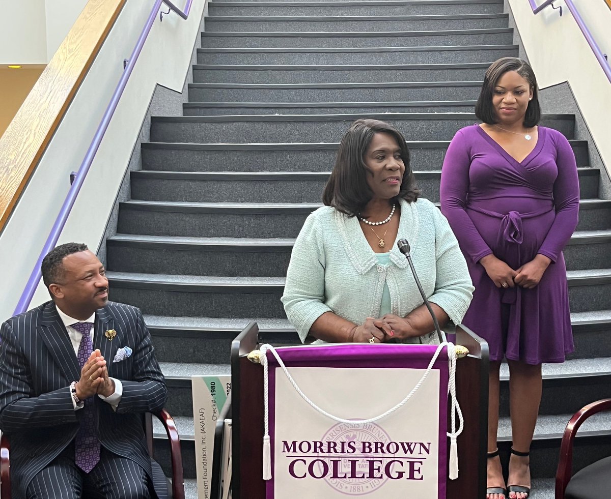 akasorority1908's tweet photo. Alpha Kappa Alpha Sorority, Inc. International President and CEO Dr. Glenda Glover made a special trip to ATL to present @1881MorrisBrown with a $100K donation to establish an endowment. 

#aka1908 #hbcuforlife #exemplifyingexcellence #hbcuendowment https://t.co/2cBnyGlynQ