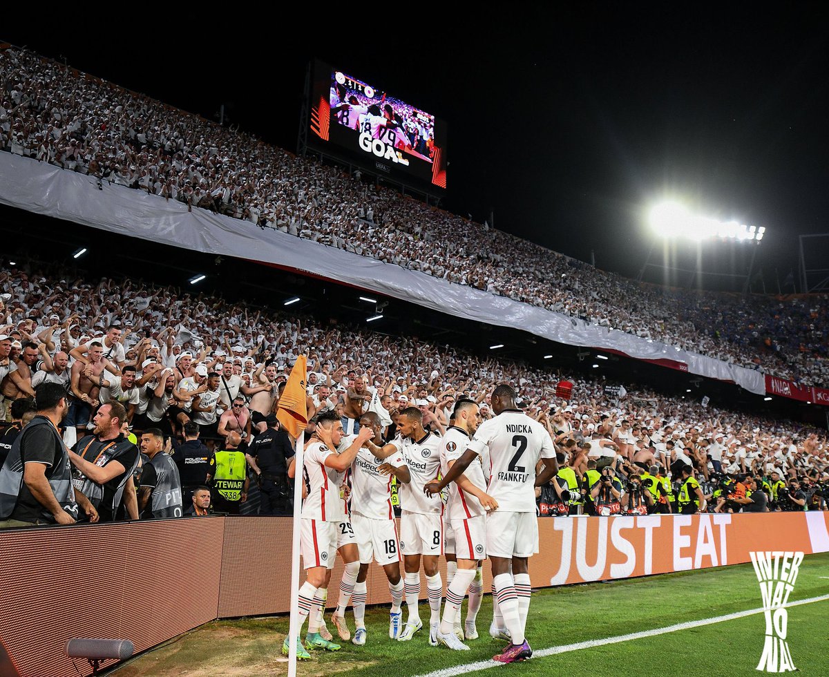 eintracht_esp's tweet photo. Fuimos locales en España. Otra vez. 🦅🇪🇸🏆

#SGEuropa https://t.co/DWcru3Jrqh