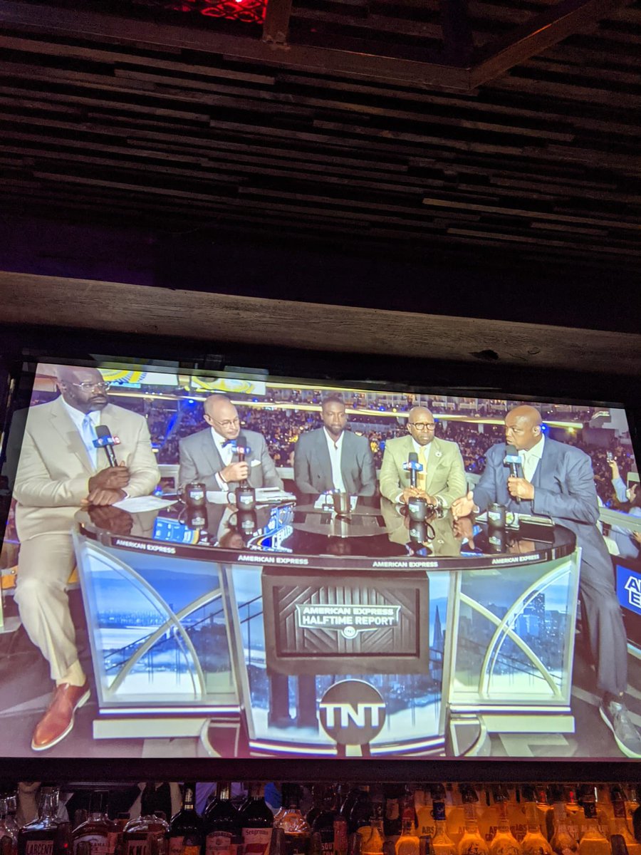 Hermdawerm's tweet photo. tnt crew squeezed in coach tonight 🤣🤣 @NBAonTNT @SHAQ @TheJetOnTNT https://t.co/jfo0UVTAFX