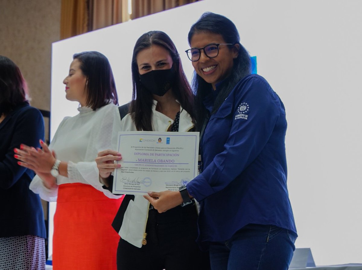 AgenciaEsco's tweet photo. #DigiChiquihuites brindó soluciones y herramientas digitales e innovadoras para reducir la brecha digital de un total de 189 personas (80% mujeres) que trabajan en 13 parques recreativos nacionales, participantes en #CanastaDigital. https://t.co/4uHxpuoUey