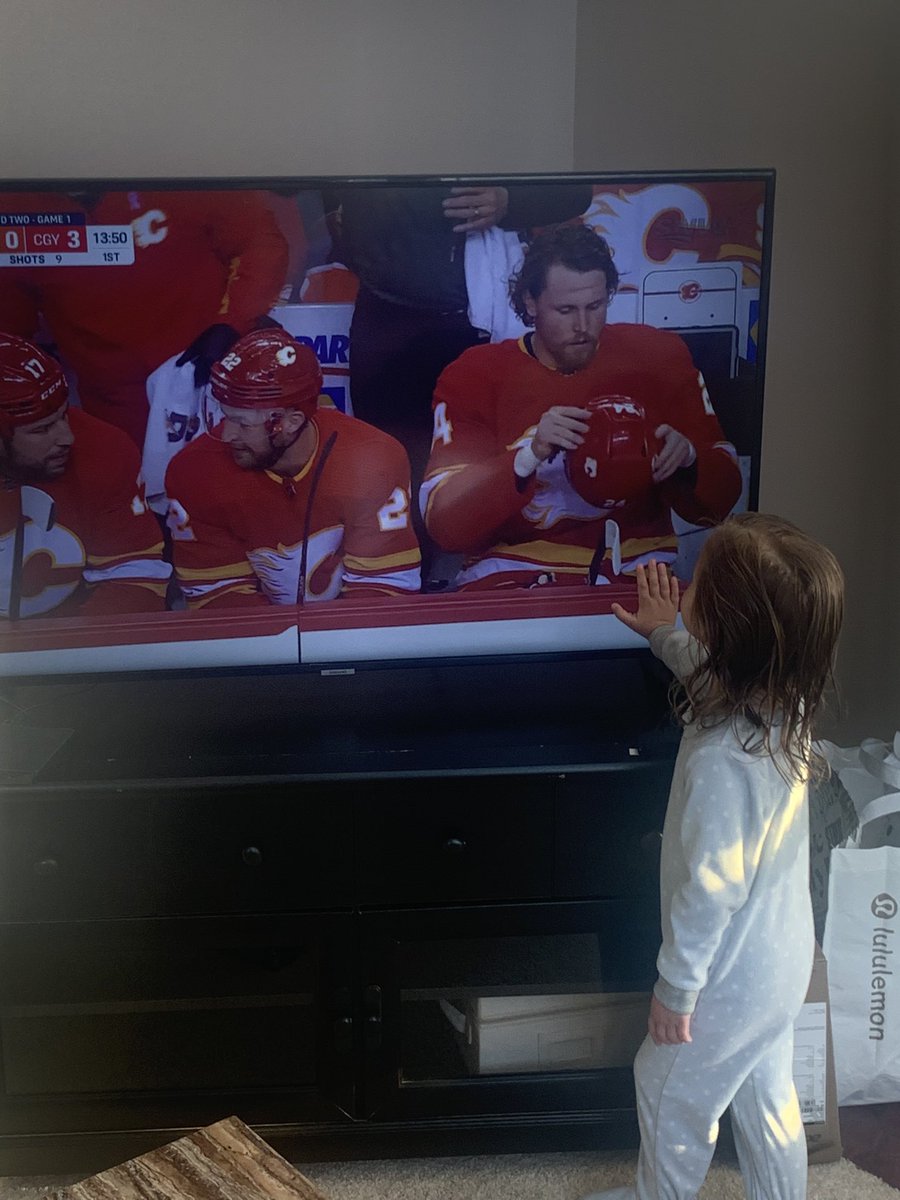 Someone’s very invested in her first #BattleofAlberta 😂😂 <a href="/NHLFlames/">Calgary Flames</a> <a href="/EdmontonOilers/">Edmonton Oilers</a> <a href="/NHL/">NHL</a>