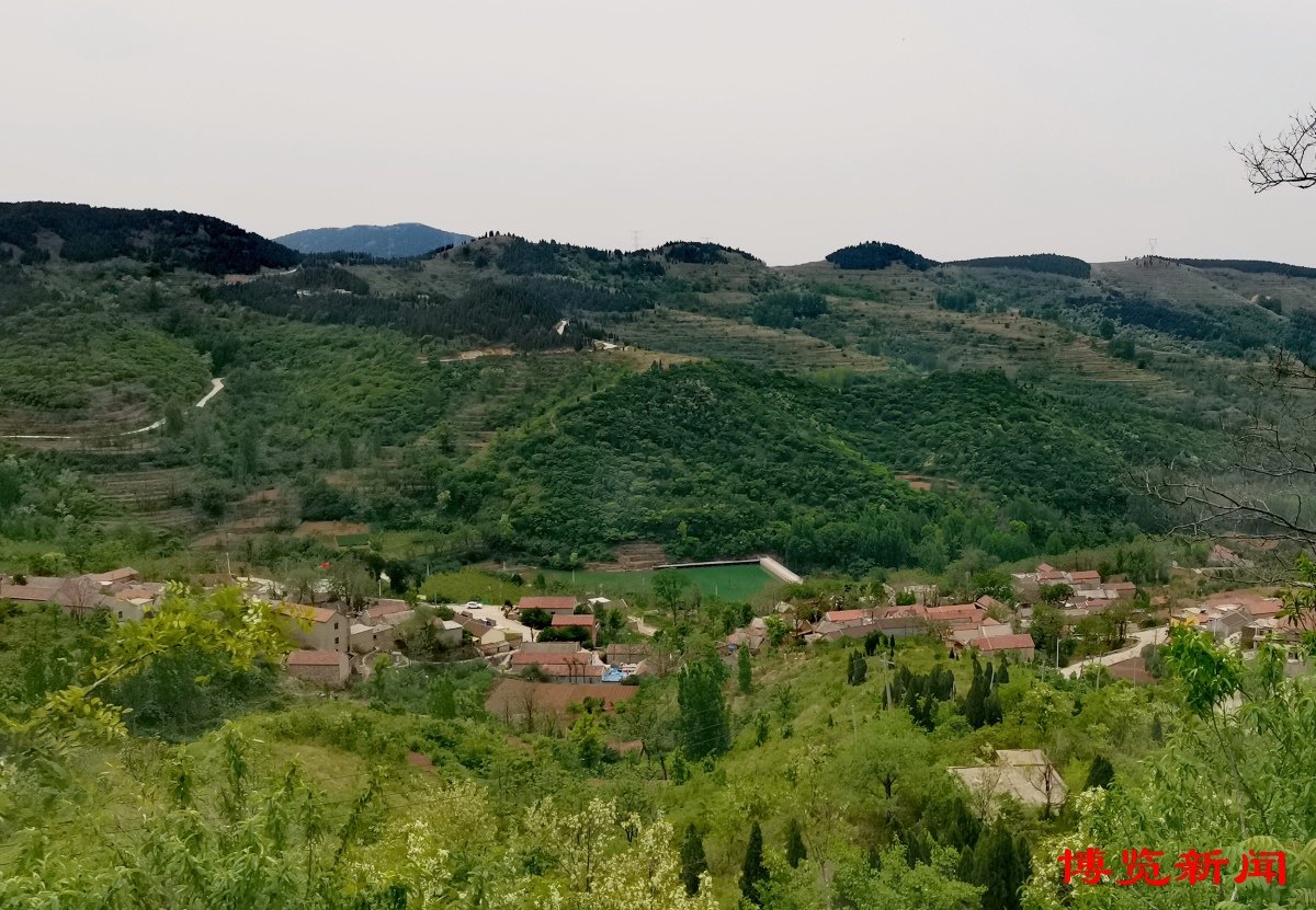 ZiboDaily's tweet photo. 下虎村——美丽的小樱桃村落
博山域城镇下虎村，林木苍翠，群山环抱。房前屋后，到处是即将成熟的小樱桃。
#好品山东  #好客山东 #Zibo
https://t.co/CuxYhC2dAq https://t.co/U5UQdEObGT