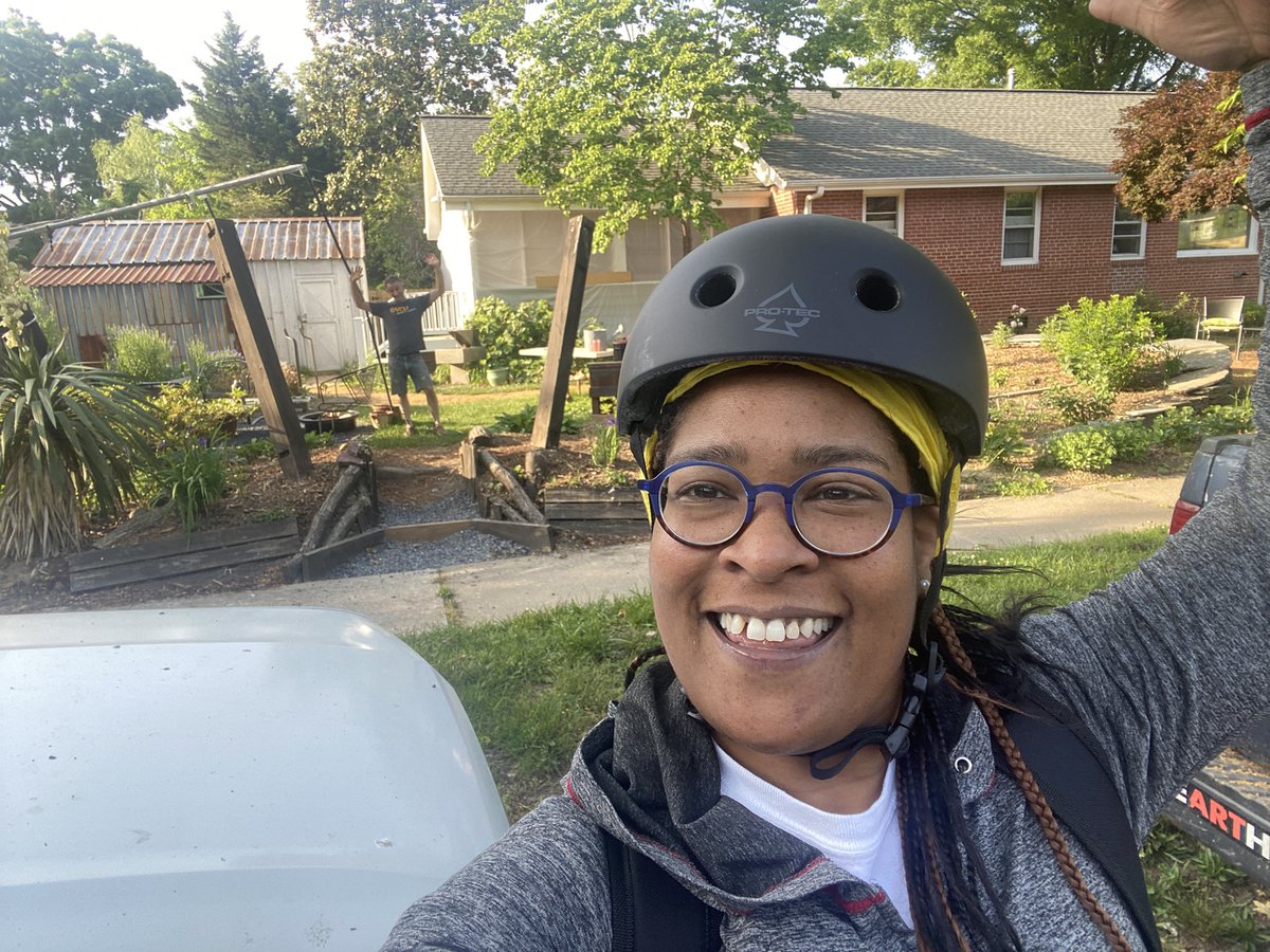 AnnCan2024's tweet photo. Riding through #Bellevue and met a #NorthsideNeighbor that created a Permaculture 🪴 Garden. Interesting and cool, ❤️ the diversity in our city🤗🤗🤗 #IBlade #GardnersMatter #HotCouncilSummerBody #BikeLanesNeedCleaning @DPW_RichmondVA #NorthsideBlades https://t.co/Q5KxqGawGw