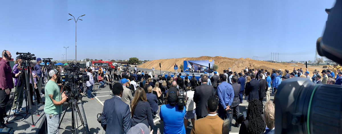 A peak at the @chargers groundbreaking ceremony today for their new facility in El Segundo set to be ready for the 2024 season. #boltup⚡️ @foxla