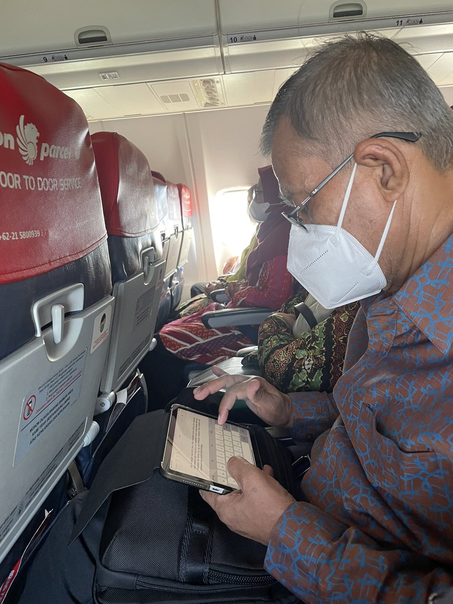 Perjalanan kembali ke Jogja, setelah berkegiatan di Jakarta, Makassar, Buton, dan Kendari. Fisiknya pasti lelah dengan kegiatan yang sangat padat, namun energinya untuk mencerdaskan melalui tulisan tidak pernah lelah.

“Istirahat, Pak”
“Iya Mas, sudah ditagih tulisan untuk SM”
