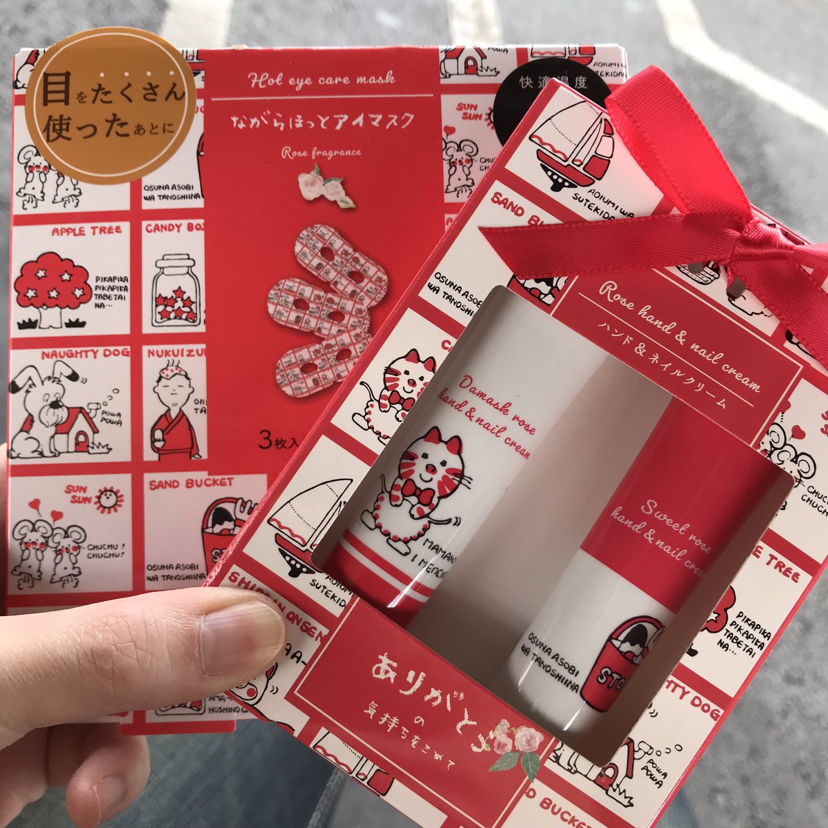 やべぇもん見つけた。
自分用と、5月生まれ身内のプレゼントにまとめ買いした!
ファンシー柄の包み紙界のレジェンド、ストップペイルちゃんのグッズ!
死ぬほどファンシーなめに合わせてやるから覚悟してろよww