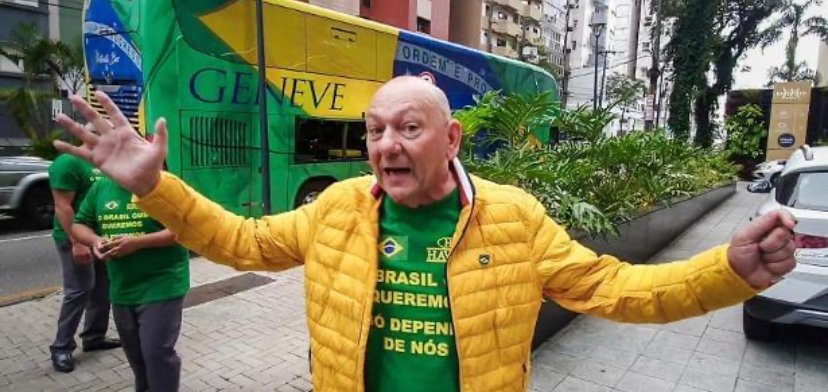 updatecharts's tweet photo. Lucas, da banda Fresno, é processado pelo véio da havan após chamá-lo de “véio fdp” e “maior paunoku da história do país”. Luciano Hang pede indenização de R$ 100 mil. https://t.co/g6fBn4oy1J